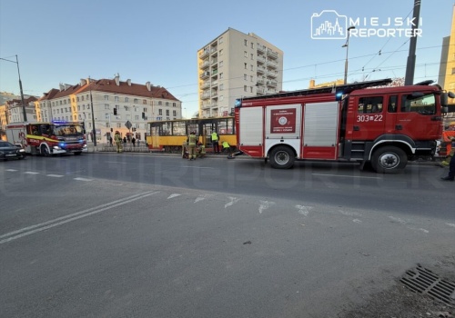 Dramatyczny wypadek na torowisku. Pieszy przeciągnięty około 20 metrów. W stanie krytycznym trafił do szpitala