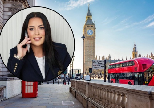 Mieszka w UK i pomaga Polonii zdobyć wykształcenie. 