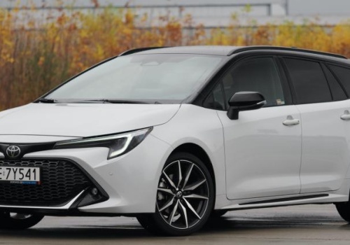 Toyota Corolla 2026: 1.8 Hybrid vs 2.0 Hybrid - czy dopłata do mocniejszego napędu zwraca się przy odsprzedaży?