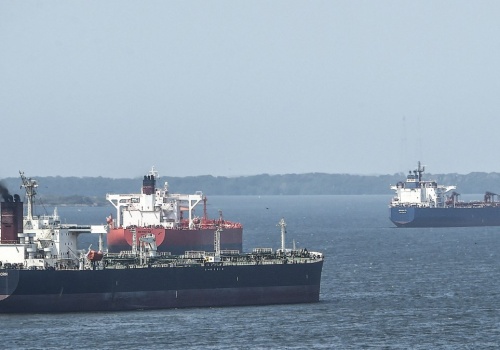 Kuwejt ogranicza wydobycie, a Katar ostrzega. 