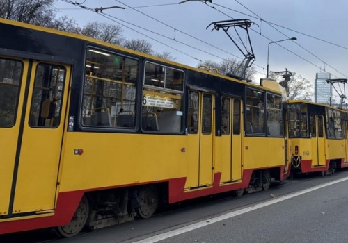 Żerań. Ciężarówka zderzyła się z tramwajem. Szkło z rozbitej szyby dostało się do oka pasażerki