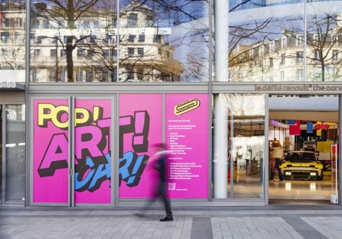 Renault zamienia samochody w sztukę. Wystawa Pop Art Car na Polach Elizejskich