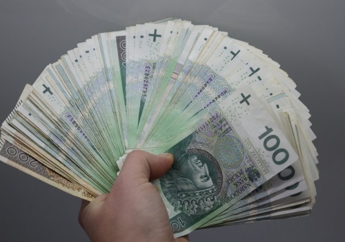 Myślała, że ratuje swoje pieniądze przed oszustami. 35-letnia mieszkanka Kraśnika straciła ponad 64 tysiące złotych