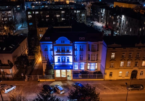 Komenda Policji w Chojnicach rozświetlona na niebiesko. Symbol pamięci o poległych funkcjonariuszach