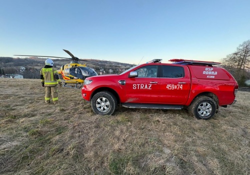 Mężczyzna próbował ugasić płonącą trawę. Doznał poważnych obrażeń