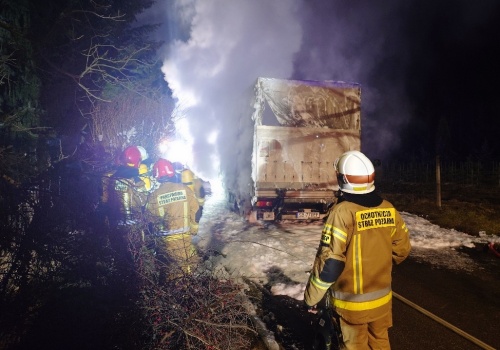 Z ostatniej chwili: Janowice: Samochód dostawczy uderzył w drzewo. Później pojazd się zapalił! – foto