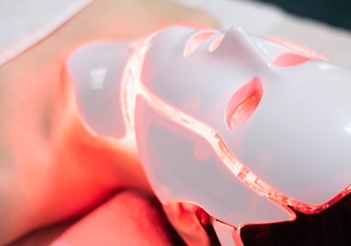 15 minut dziennie i skóra ma wyglądać młodziej. Co robi czerwone światło?