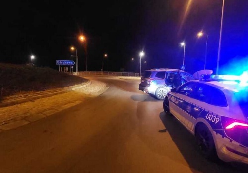 Podróż autem zakończył na barierze energochłonnej. Kierowca Subaru pod wpływem środków i z zatrzymanym prawem jazdy