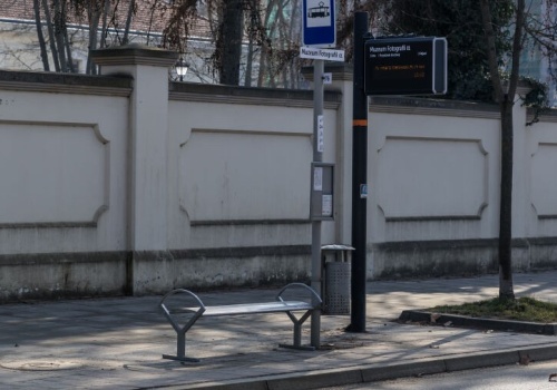 Nowe ławki na przystankach szybciej niż planowano. Miasto zakończyło montaż przed terminem