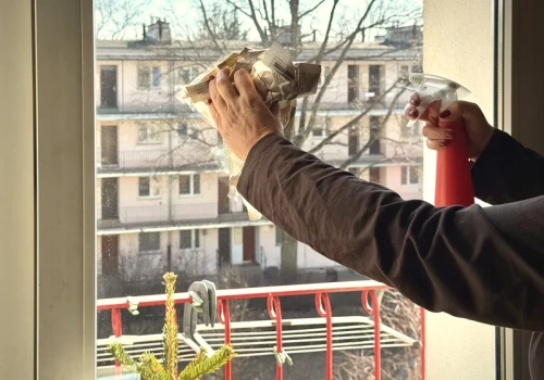 Ten trik na mycie okien znają tylko babcie. Wystarczy ocet i stara gazeta