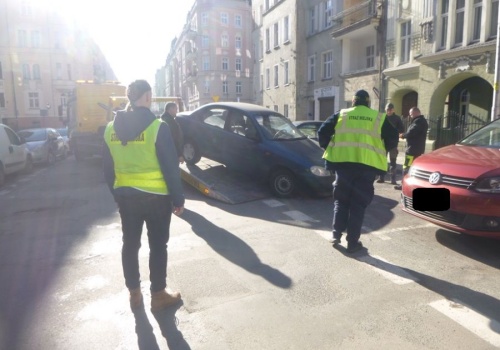 Miłośnicy trunków pod chmurką, nietrzeźwy zaczepiający klientów sklepu, spóźnialski pasażer. Interwencje straży miejskiej