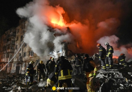 Rosyjski atak rakietowy na wieżowiec w Charkowie. Trwa akcja ratunkowa, są ofiary