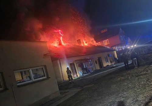 Nocna walka z ogniem w Strzyżowie. Płonął dom i budynek gospodarczy
