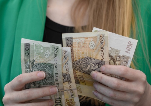 Duże zmiany w wypłatach 800 plus od marca 2026. Kto dostanie przelew wcześniej i jakie są nowe zasady?