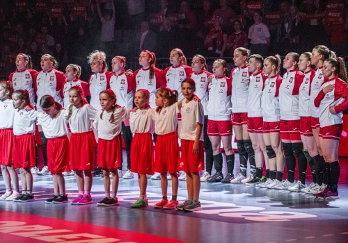 Polki udały się do paszczy lwa. Postarają się o gigantyczną sensację