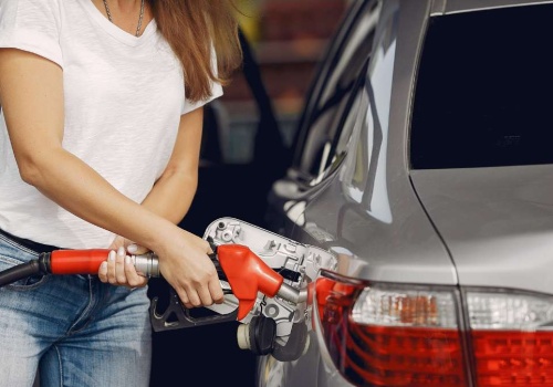 Tankujesz „pod korek”? Mechanicy ostrzegają. Ten nawyk może słono kosztować