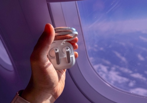 Sprawdziłem Galaxy Buds4 w samolocie. Plusy i minusy po 3 godzinach lotu