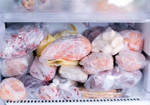 Nigdy nie rób tego przed mrożeniem mięsa. Bakterie tylko na to czekają