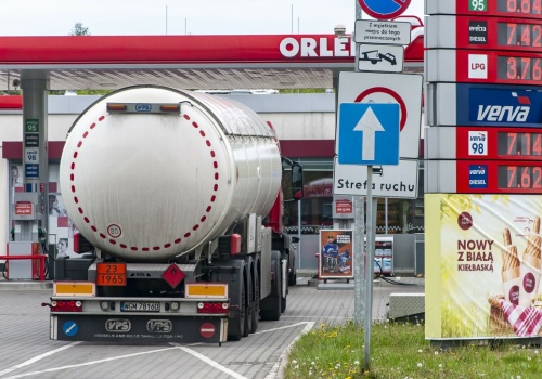 Pilna decyzja rządu w sprawie paliwa. Kierowcy cystern mogą jeździć dłużej