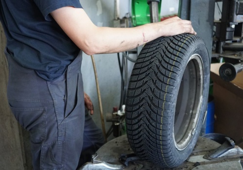 Ten detal przy zakupie opon umyka wielu kierowcom. Ekspert ostrzega: tracą na technologii