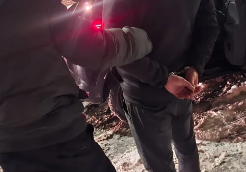 Policjanci zatrzymali do kontroli Mercedesa. Ich podejrzenia wzbudziły ślady białego proszku wokół nosa pasażera