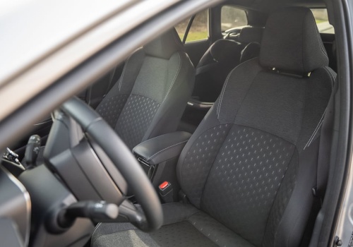 Japońskie kombi za 107 900 zł stoi w salonie od 2024 roku. 3,6 l na 100 km w trasie to jego realne spalanie