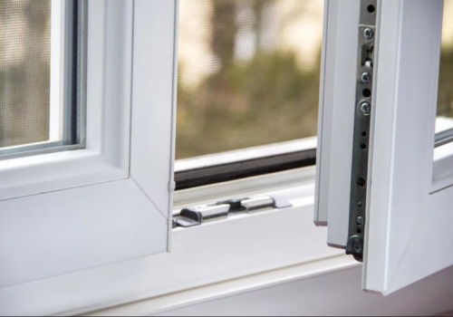 Żółte plamy na ramach okiennych? Użyj tego, a znów będą śnieżnobiałe