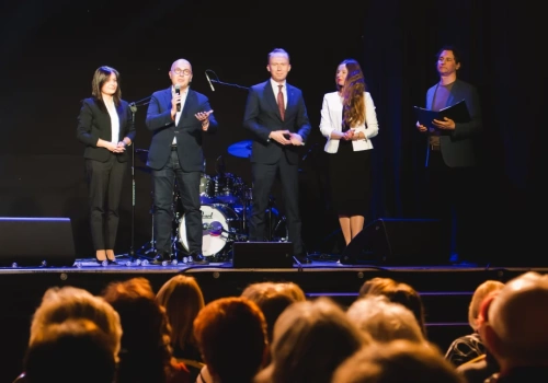 Legniczanki świętowały Dzień Kobiet na koncercie Macieja Zakościelnego (FOTO)