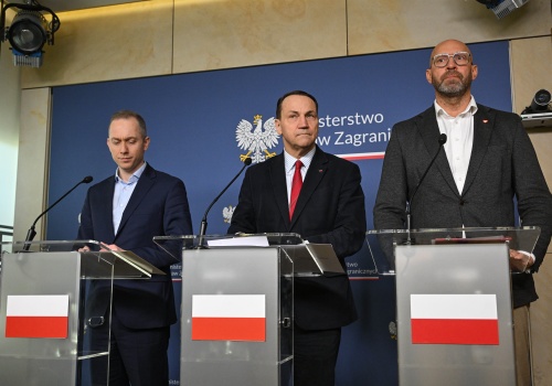 Sikorski: Z samych Emiratów Arabskich wywozimy codziennie tysiąc Polaków