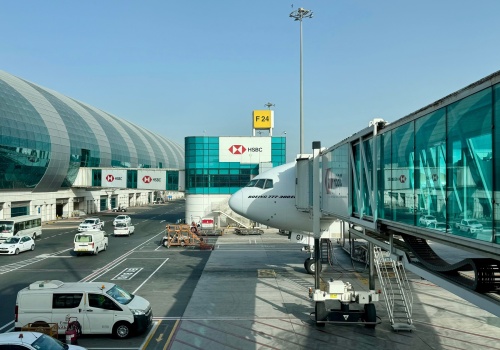 Huk w Dubaju i wstrzymane loty. Pasażerowie schronili się w tunelach