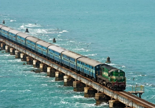 Pociąg jedzie po torach mimo wielkiej wody. Ten widok przyciąga turystów