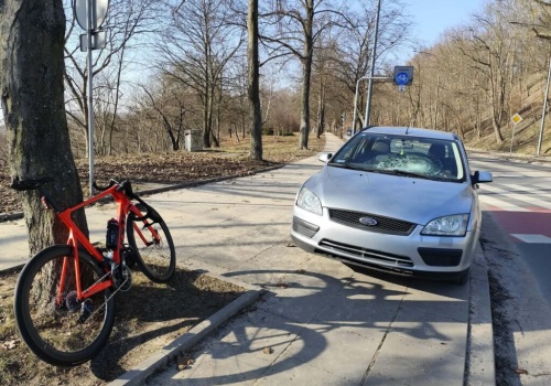 77-latek potrącił rowerzystę. Kierujący jednośladem trafił do szpitala