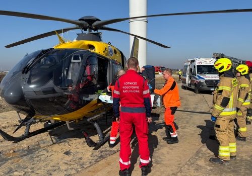 Groźny wypadek na budowie farmy wiatrowej. Na miejscu śmigłowiec LPR