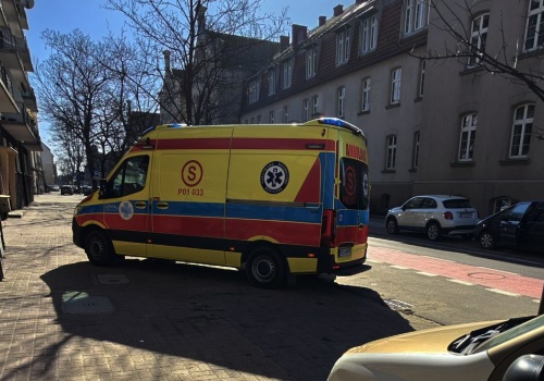 Jechał z pizzą. Rowerzystka trafiła do karetki (ZDJĘCIA)