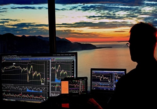 Ethereum nadal walczy o utrzymanie kursu. Wieloryby i staking mieszają na rynku