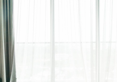 Nie wydawaj pieniędzy na drogie środki. Prosty trik na śnieżnobiałe firanki przed wiosną