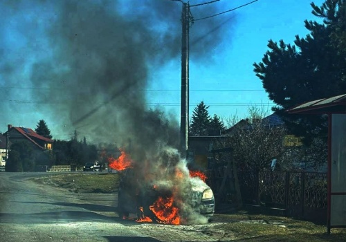 Pożar samochodu. Kobieta z dzieckiem w porę uciekła z auta (ZDJĘCIA)