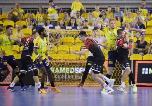 Industria podejmuje Ostrovię. Atrakcje z okazji Dnia Kobiet w Hali Legionów