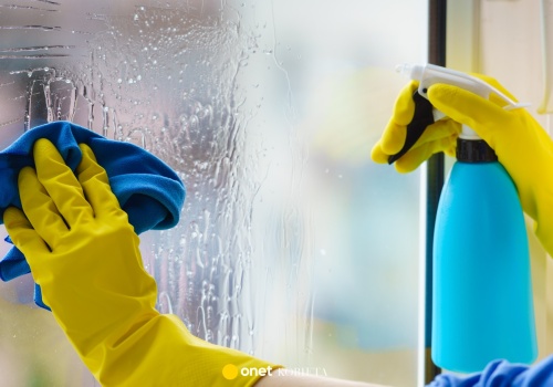 Dodaj odrobinę do wody i umyj okna. Sprawdzony trik na czyste szyby