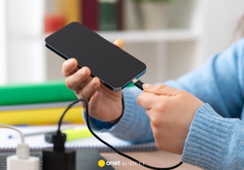 Ładujesz telefon w nocy? Oto dlaczego lepiej tak nie robić