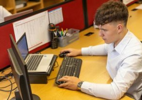 AI sprawdzi ryzyko utraty pracy... przez AI. Narzędzie od twórców chatbota