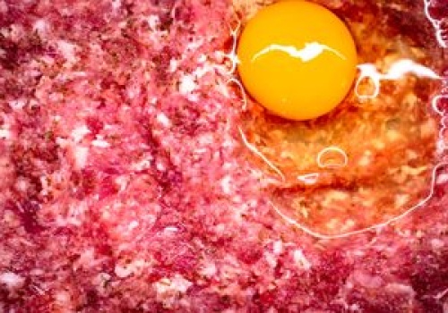 Tak przechowuj i przyrządzaj mięso mielone. Inaczej możesz się zatruć