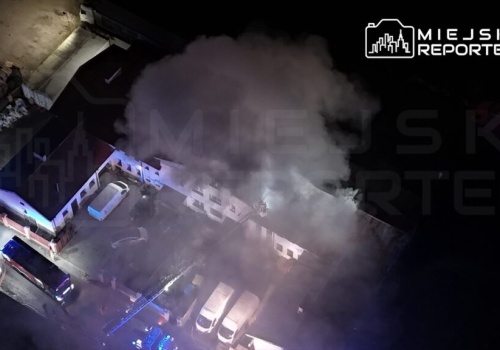 Nocny pożar hali. W akcji siedem zastępów straży pożarnej