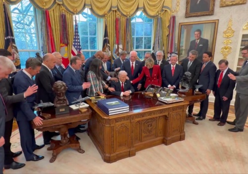 Trump błogosławiony w Gabinecie Owalnym. Niezwykła scena