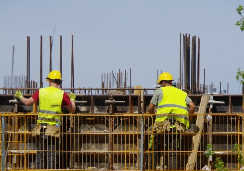 Zarabiają ponad 20 tys. zł miesięcznie, ale chętnych brakuje. W tej branży dyplom nie wystarczy