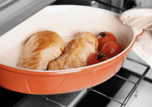 Pierś z kurczaka z warzywami z piekarnika – przepis na zdrowy i pyszny obiad