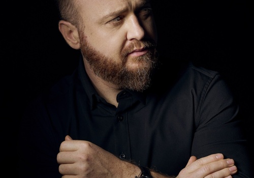 Wojciech Chmielarz nie tylko o kryminałach. Pisarz odwiedzi Cieszyn