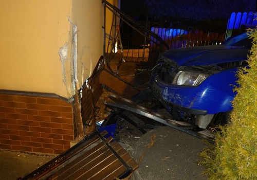Z ostatniej chwili: Demolka w Dzień Kobiet. Pijana, uderzyła autem w dom! – foto