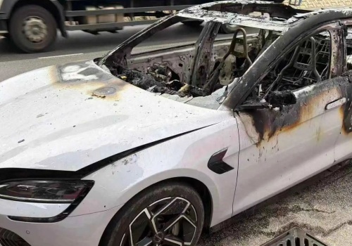 Płonący samochód elektryczny sparaliżował ruch. Producent wskazał przyczynę