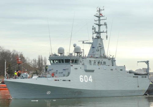 Nowy niszczyciel min na morzu. ORP Jaskółka w trakcie prób